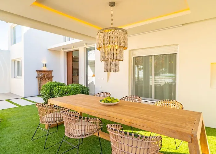 Con Encanto Cerca De La Playa En Malaga By Ruralidays